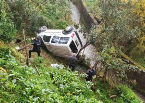 Rize’de Uçuruma Yuvarlanan Araç Ağaçlara Tutunarak Durabildi