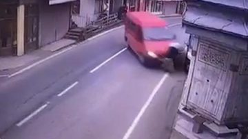 Rize’de feci kaza: Şadırvan ile minibüs arasında sıkıştı