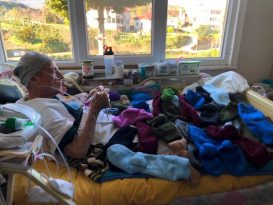 80 yaşındaki Meliye Nine hasta yatağında Türk askerine yün çorap örüyor