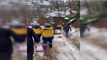 Kar nedeniyle yolu kapalı olan hasta iş makinesi ile ambulansa getirildi