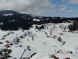 Yaz-kış yerli ve Arap turistlerin uğrak noktası olan yayla yılın 6 ayını elektriksiz geçiriyor