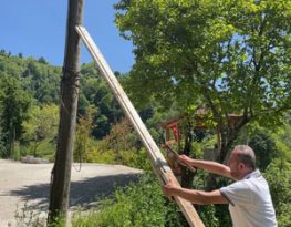 Eğilen Elektrik Direğini Evine Bağlamıştı, Yıkılmak Üzere Olan Direk Kaldırıldı