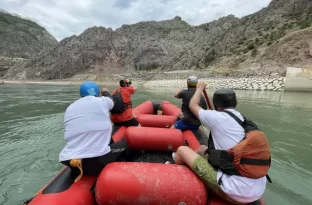 Çoruh Nehri’nde iki baraj arasındaki parkurda rafting gösterisi