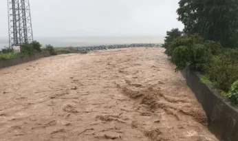 Rize’de dere taştı, yol ulaşıma kapandı