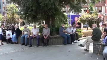 Rize’de bunaltan sıcaklıklar nedeniyle vatandaşlar gölgelere akın etti