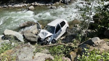 Rize’de dere yatağına düşen otomobildeki 3 kişi yaralandı