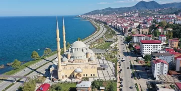 29 yılda tamamlanan yığma taş cami, mimarisiyle dikkati çekiyor