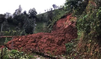 Rize’de heyelan köy yolunu kapattı