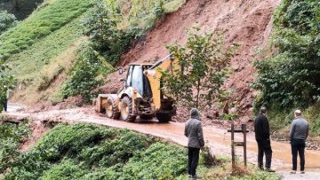 Yağış ve toprak kayması nedeniyle köy yolları kapandı