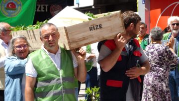 Rize’de Çay Üreticilerinden Fiyat Protestosu: Tabut İçinde Çay Taşıdılar