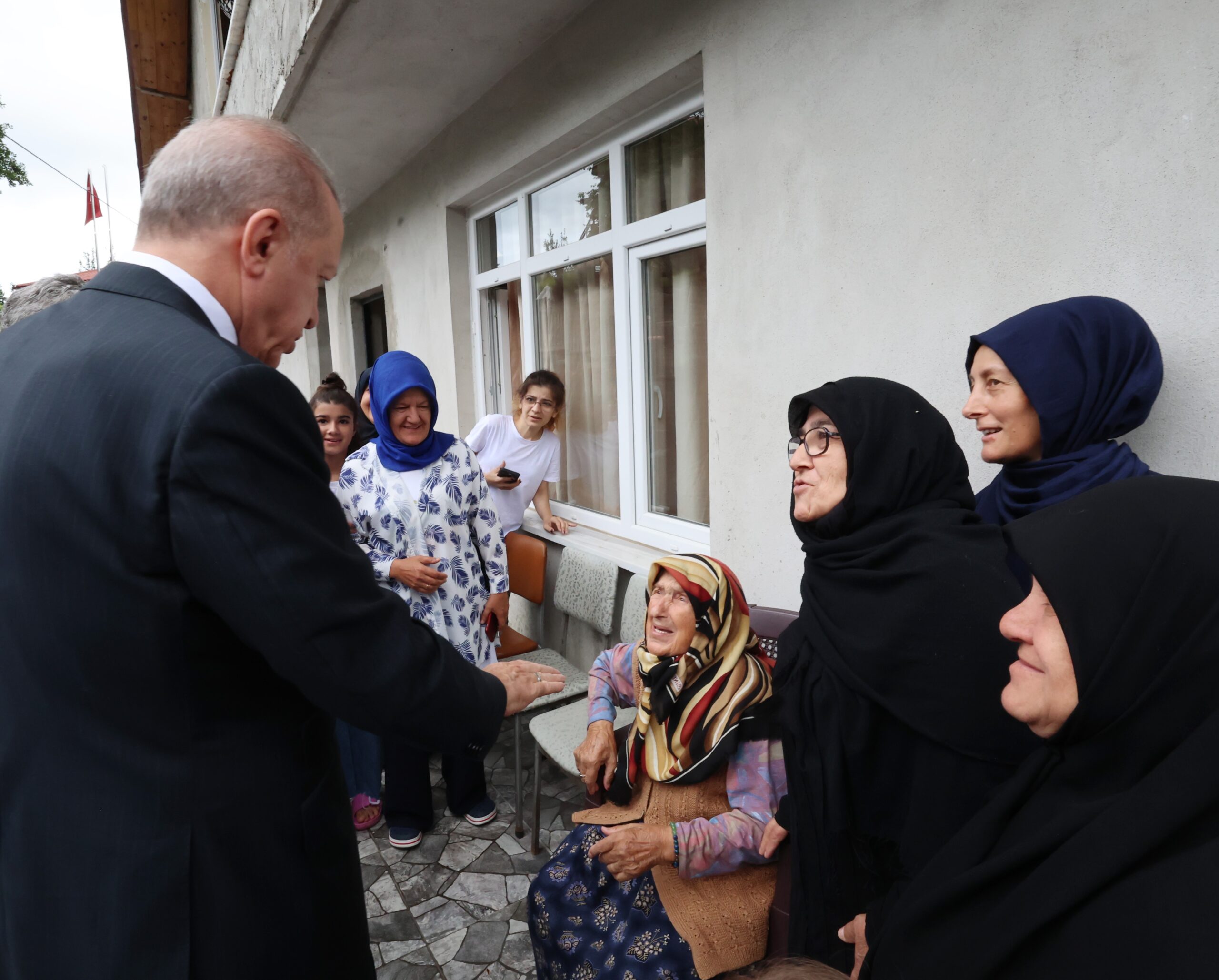 Cumhurbaşkanı Erdoğan, Rize Ziyaretinin Son Gününde Güneysu’da Komşu ve Akrabaları ile Buluştu