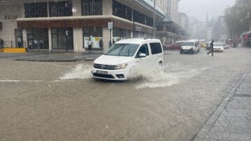 Rize’de Şiddetli Yağmur Cadde ve Sokakları Göle Döndürdü