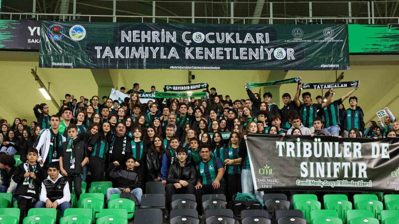 Başkan Alemdar, Sakaryaspor maçını minik tatangalarla izledi