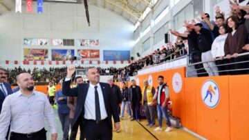 Başkan Toptaş, Cumhuriyet Spor Şöleni futsal finalini izledi