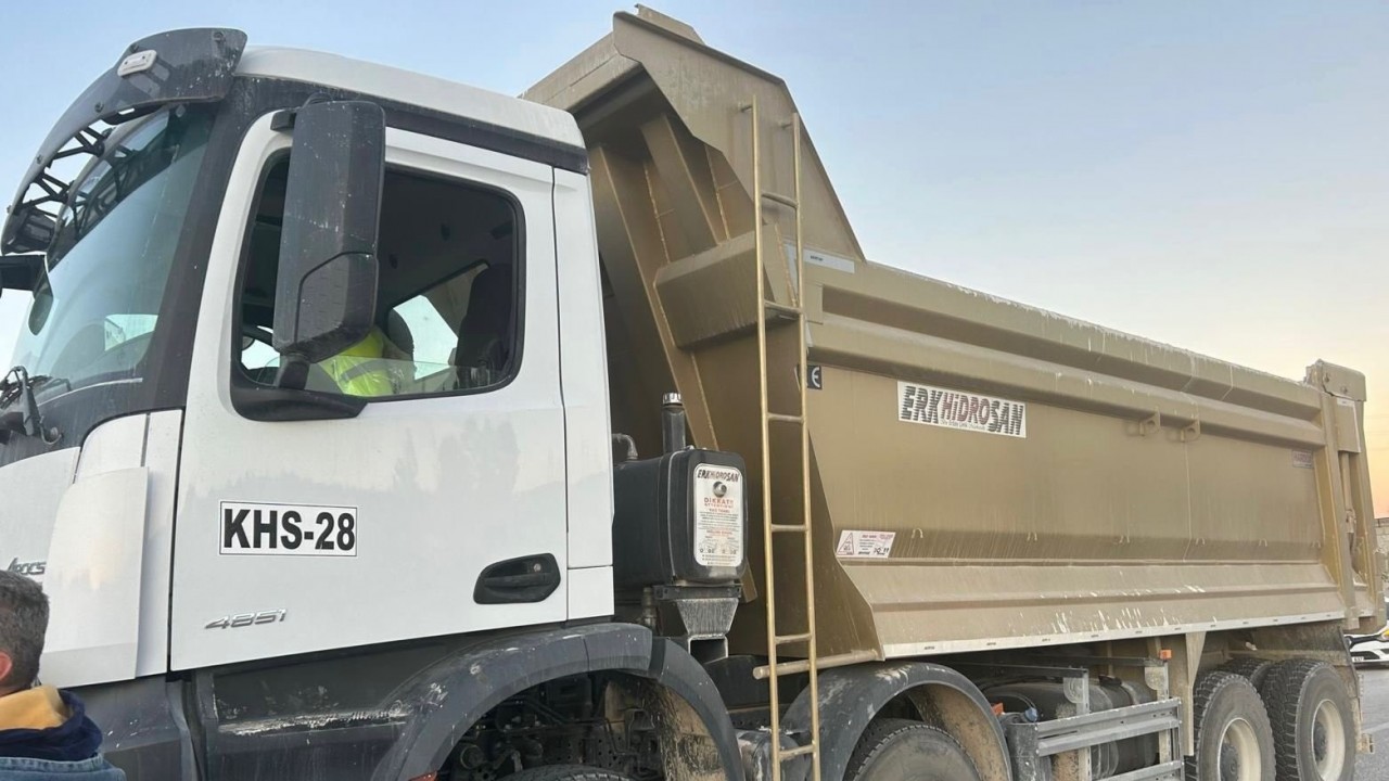 Hem ehliyeti olmayan hem de sahte plakayla trafiğe çıkan sürücüye ceeza yağdı