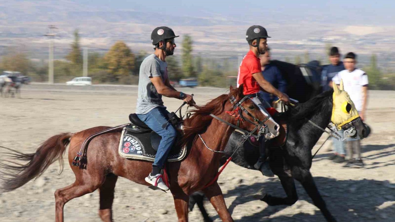 Honaz’da rahvan atlar, Cumhuriyet’in 101. yıl dönümü için koştu