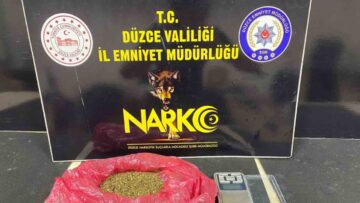 Polis koçbaşı ile kapıyı kırıp girdiği evde narkotik köpeği ile arama yaptı