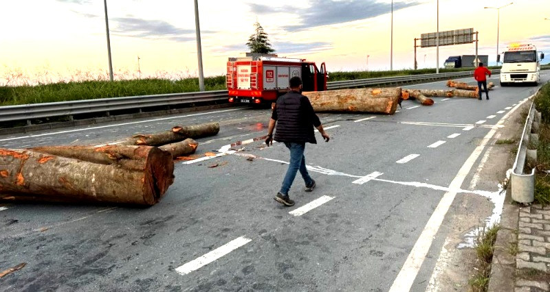 RİZE’DE KAMYONET TOMRUK TAŞIYAN KAMYONLA ÇARPIŞTI