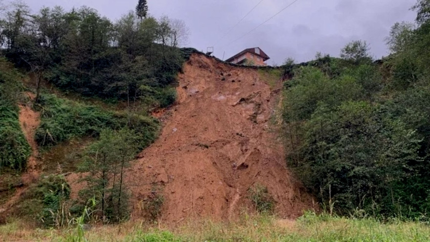 RİZE’DE KORKUTAN HEYELAN