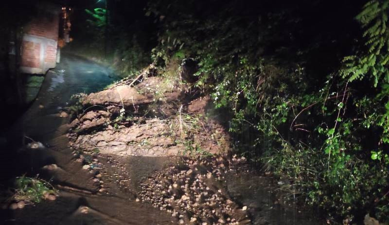 RİZE’DE MAHALLE YOLU SABAHA KADAR KAPALI