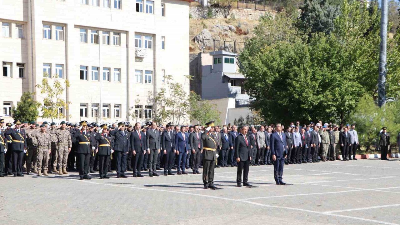 Şırnak’ta Cumhuriyet Bayramı kutlamaları çelenk töreniyle başladı