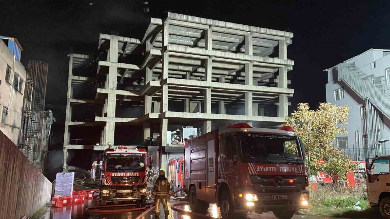 Zeytinburnu’nda iş merkezindeki yangını söndürme çalışmaları 13 saattir sürüyor