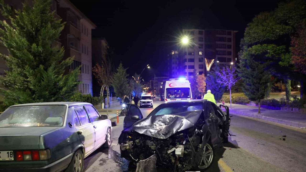 Alkollü sürücü 4 araca çarparak durabildi, ortalık savaş alanına döndü