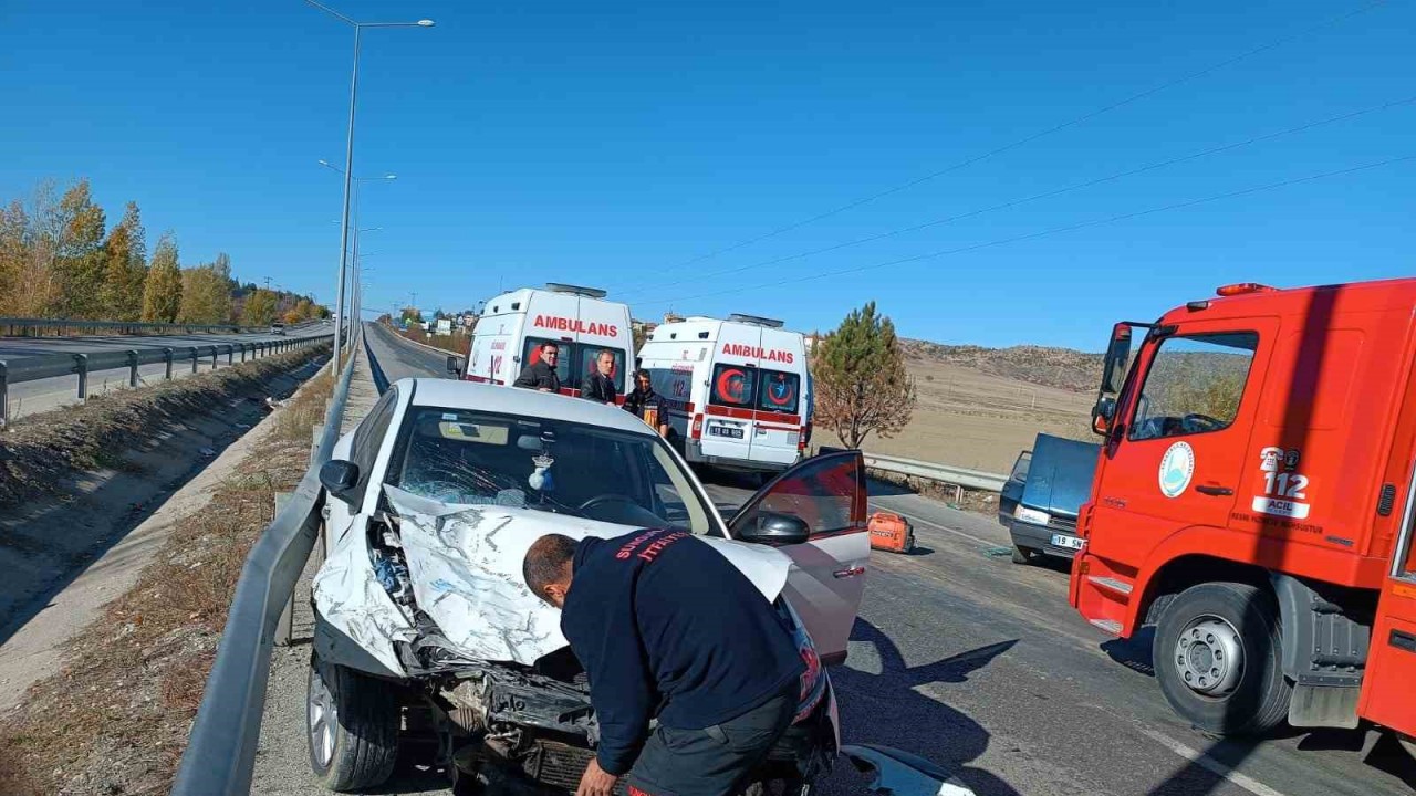 Çorum’da iki otomobil çarpıştı: 3 yaralı