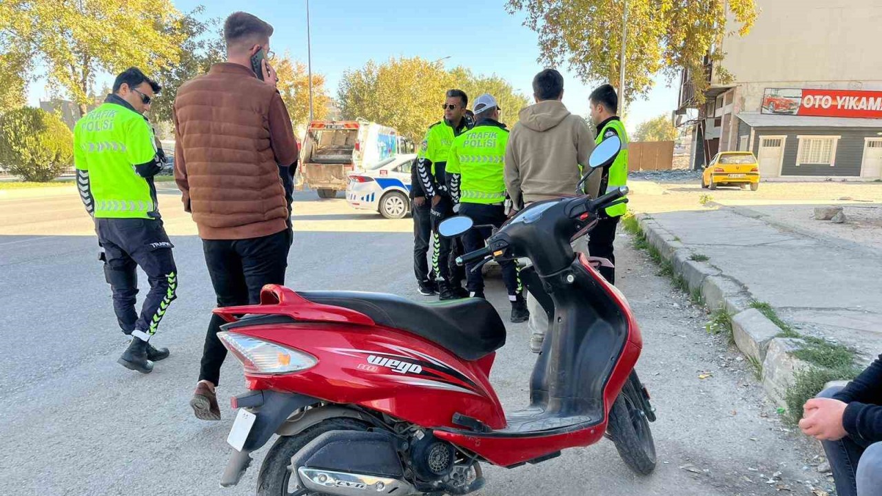 Ehliyetsiz, plakasız ve kasksız motosiklet kulanan sürücüye 23 bin TL ceza