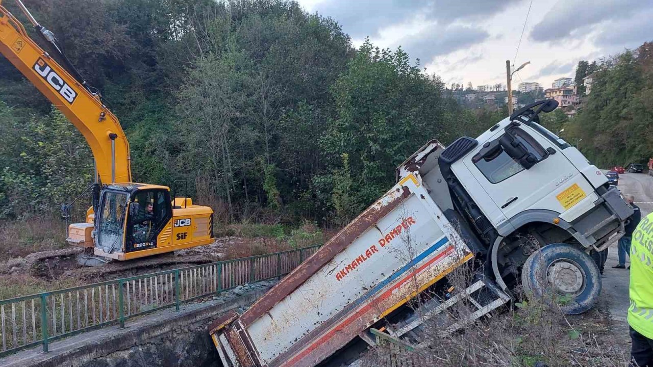 Kamyon altına aldığı otomobille dereye düştü, faciadan dönüldü