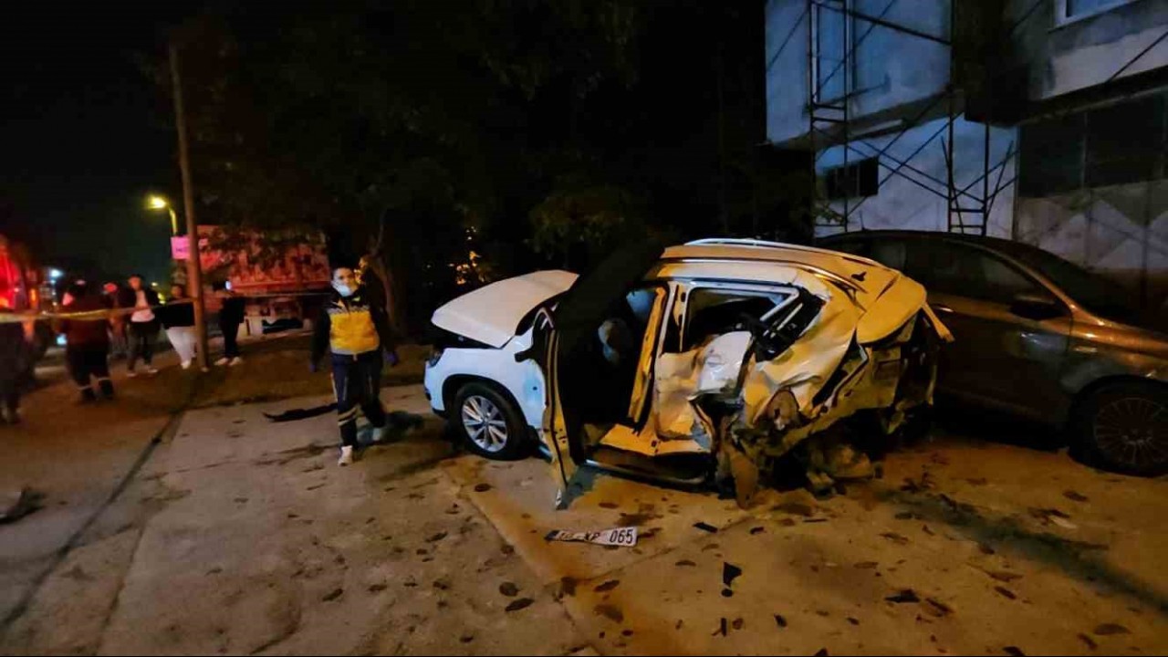 Sakarya’da ambulans ve üç aracın karıştığı zincirleme kaza kamerada: 1 ölü, 3 yaralı