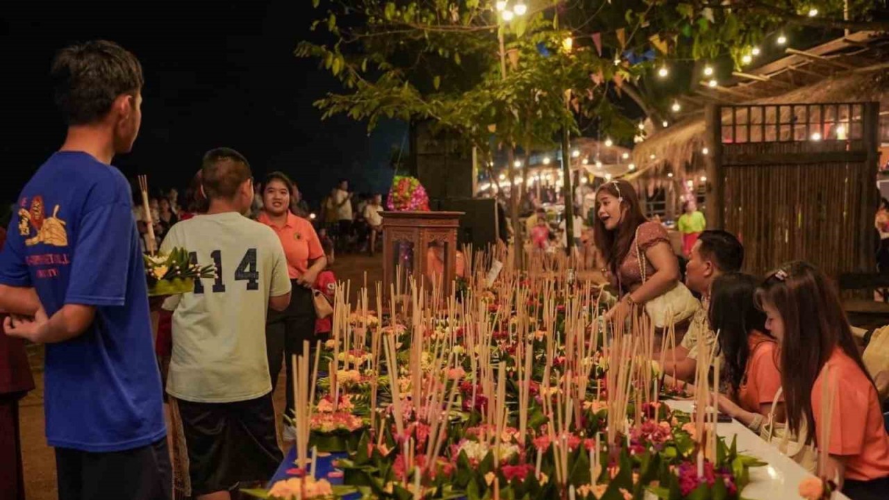 Tayland “Yüzen Fener Festivali” ile renklendi